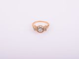 une bague en or sertie de trois diamants