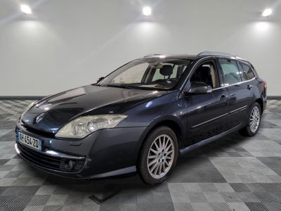 la photo d'une voiture garée dans un garage