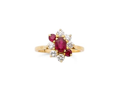 gros plan d'une bague en diamant et rubis sur fond blanc