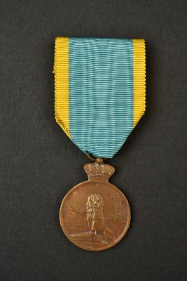 gros plan d'une médaille sur une surface noire