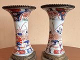 deux vases posés sur une table