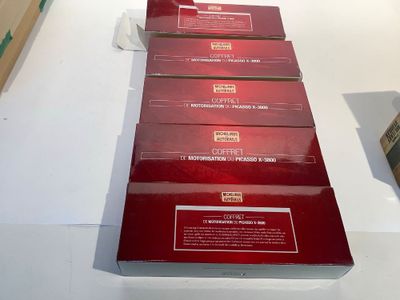cinq paquets de cigarettes exposés sur une table