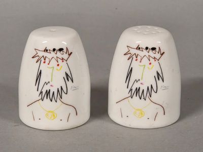 D'après PICASSO pour MMI. Paire de sallerons en porcelaine.