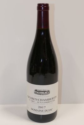 une bouteille de vin posée sur une table
