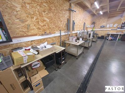 une pièce où il y a beaucoup de cartons par terre