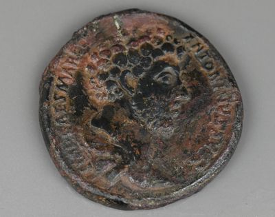 une image d'une pièce de monnaie sur laquelle figure un visage