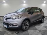 la voiture grise est garée sur le sol en damier d'un garage