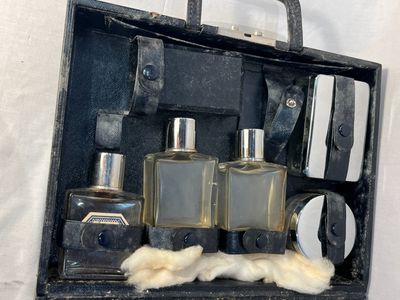 une valise contenant beaucoup d'objets