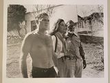 photographie en noir et blanc d'un homme et d'une femme se tenant l'un à côté de l'autre