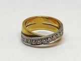une image représentant une bague en or et en argent sertie de diamants