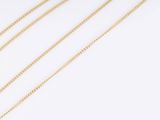 un collier à chaîne en or avec un pendentif en forme de cœur sur fond blanc