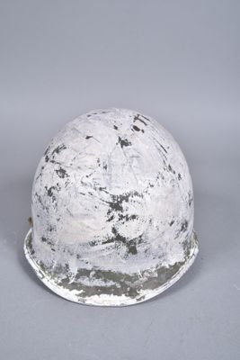 un casque blanc posé sur une surface grise