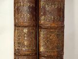 deux vieux livres sont empilés sur une table
