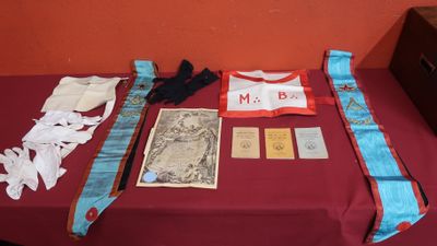 une table sur laquelle se trouvent plusieurs objets