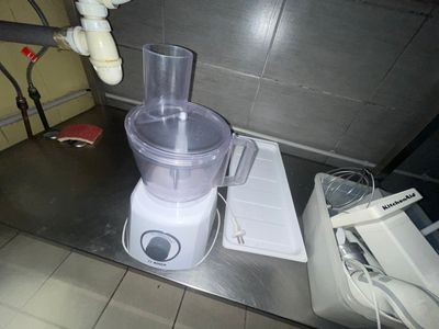 un mixeur posé sur un comptoir