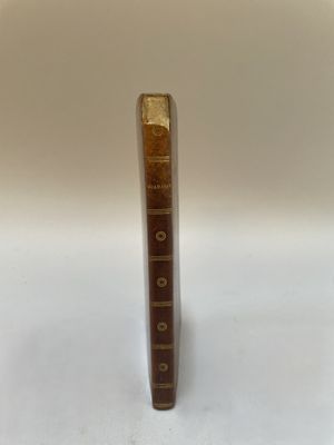 gros plan d'un livre sur une table à fond blanc