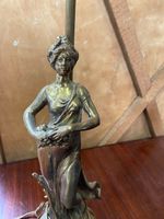 Paire de lampes en régule à décor de deux femmes. (photo 2)