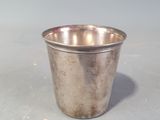 une coupe en argent posée sur une table