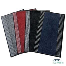 quatre couleurs différentes de tapis de sol sur fond blanc