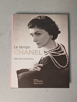 the cover of a book with a picture of a woman wearing pearls