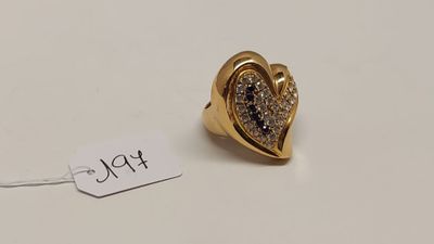 gros plan d'une bague sur une surface blanche avec une étiquette de prix