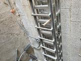 une échelle fixée contre un mur
