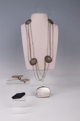 colliers, bagues et autres bijoux présentés sur un mannequin