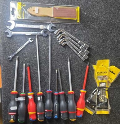 un grand nombre d'outils posés à même le sol