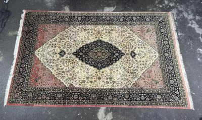 un gros plan sur un tapis posé au sol dans une pièce