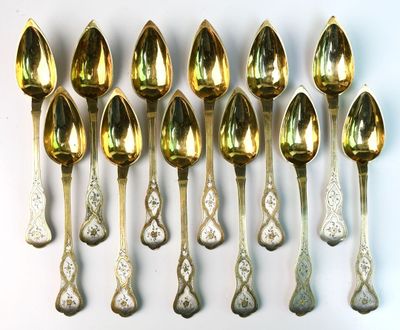 a lot of spoons that are sitting on a table