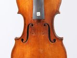 un vieux violon avec un archet sur fond blanc
