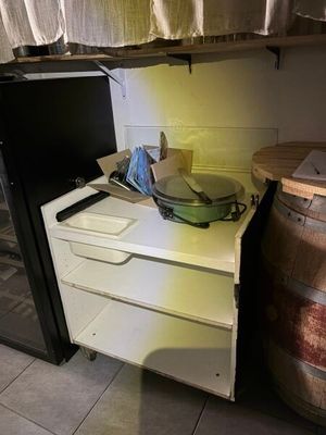 une petite cuisine équipée d'une cuisinière, d'un micro-ondes et d'un réfrigérateur
