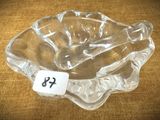 un saladier en verre transparent sur lequel sont posés une cuillère et un repose-cuillère