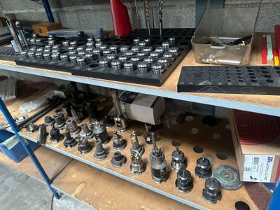 une étagère sur laquelle sont posés de nombreux outils, dans un garage