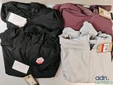une pile de vêtements sur une table