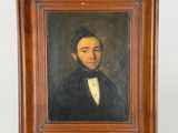 une peinture à l'huile représentant un homme en smoking, dans un cadre en bois