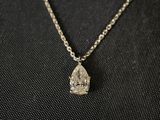 une femme portant un collier orné d'un diamant en forme de larme