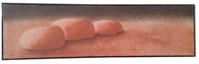 une photo montrant trois œufs posés sur une table devant un tableau