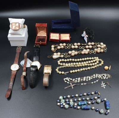tout un assortiment de bijoux posés sur une table noire