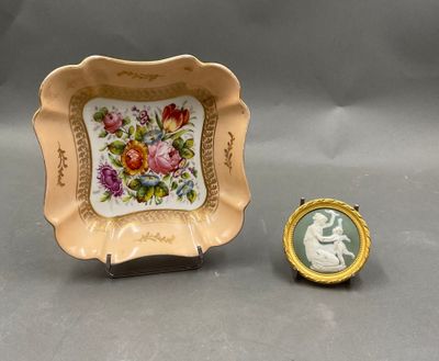 Ensemble comprenant une coupelle en porcelaine de Paris et u…