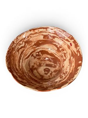 Coupe en terre mélée vernissée, signature sous la base.