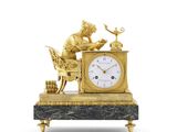 une horloge en or sur laquelle figure un homme en train de lire un livre