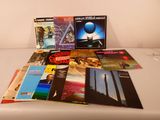 beaucoup de disques vinyles posés sur une table blanche
