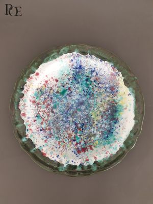 un gâteau parsemé de paillettes dans un saladier posé sur une table