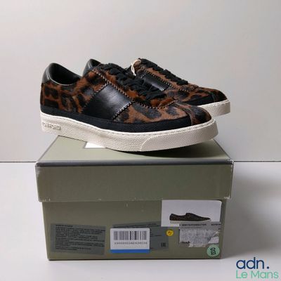 une paire de chaussures qui se trouve sur le dessus d'une boîte