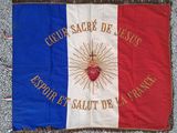 une image représentant un drapeau orné d'un cœur