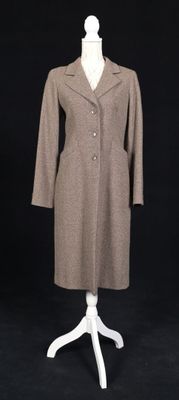une image d'un manteau de femme sur un support de mannequin