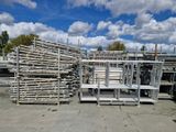 un gros tas de palettes posé au milieu d'un parking