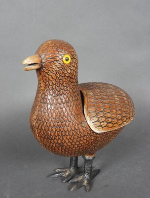 une image représentant un oiseau en bois sur fond gris