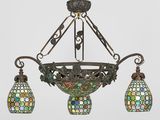 une image représentant un lustre avec deux lampes suspendues au plafond